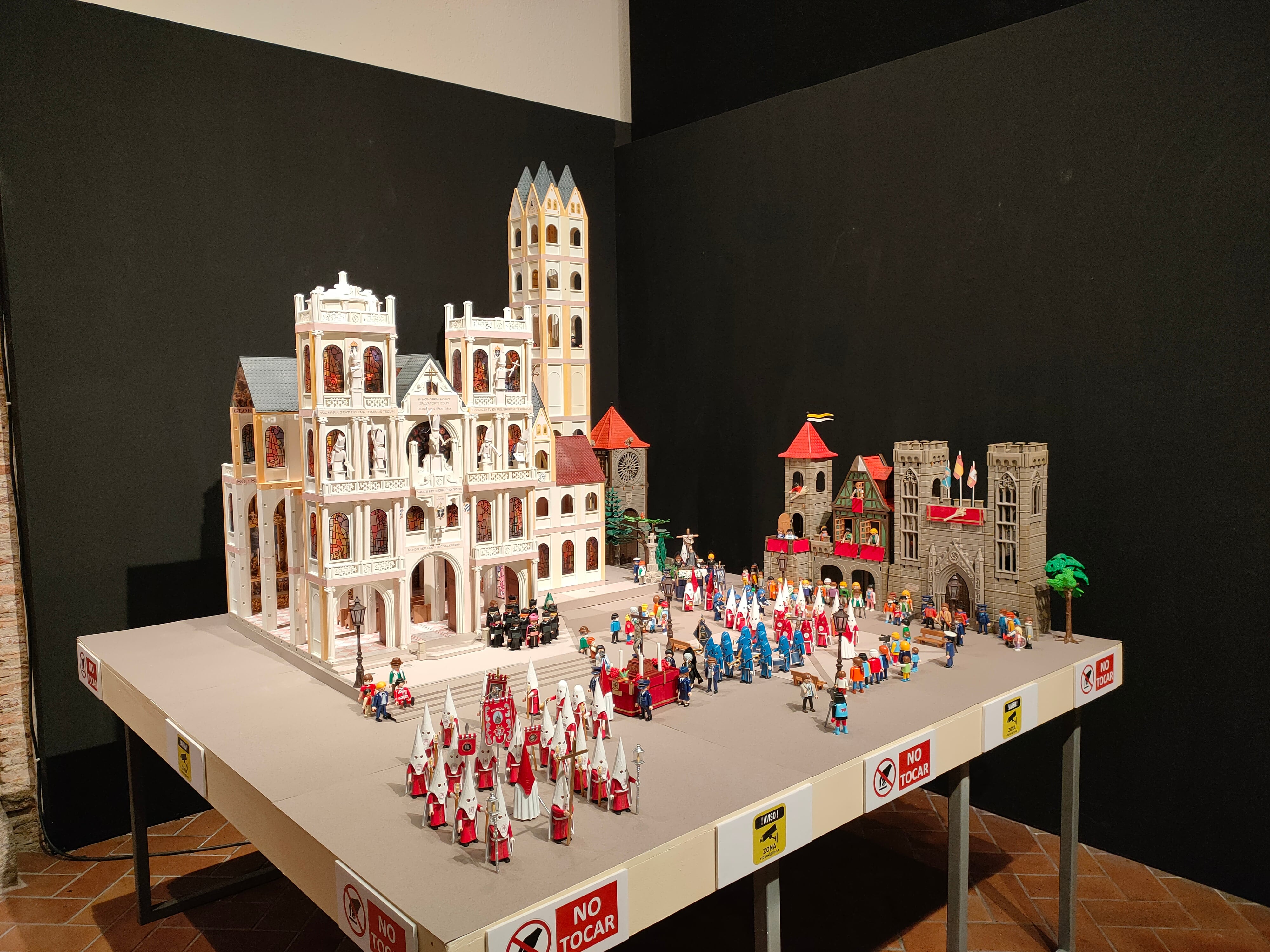 Maqueta de la Catedral realizada con piezas de Playmobil por Luis Gómez Garzón