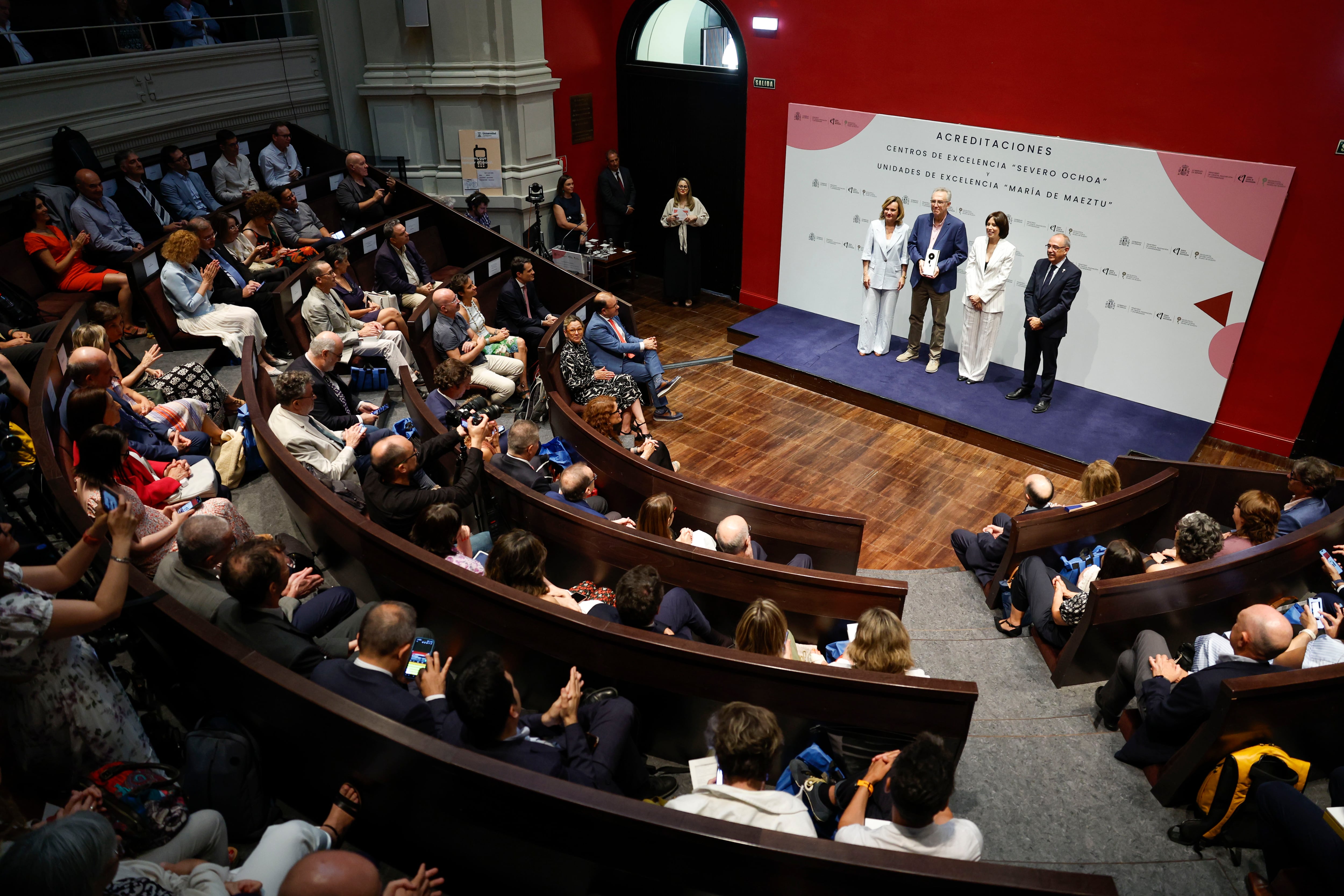 ZARAGOZA, 16/07/2025.- La ministra de Ciencia, Innovación y Universidades, Diana Morant, acompañada de la ministra de Educación, Formación Profesional y Deportes, Pilar Alegría, durante el acto de entrega de las acreditaciones Severo Ochoa y María de Maeztu a centros y unidades de investigación de excelencia, este miércoles en Zaragoza. EFE/ Javier Cebollada
