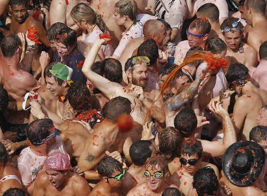 Miles de personas han disfrutado en la batalla de la Tomatina en Buñol