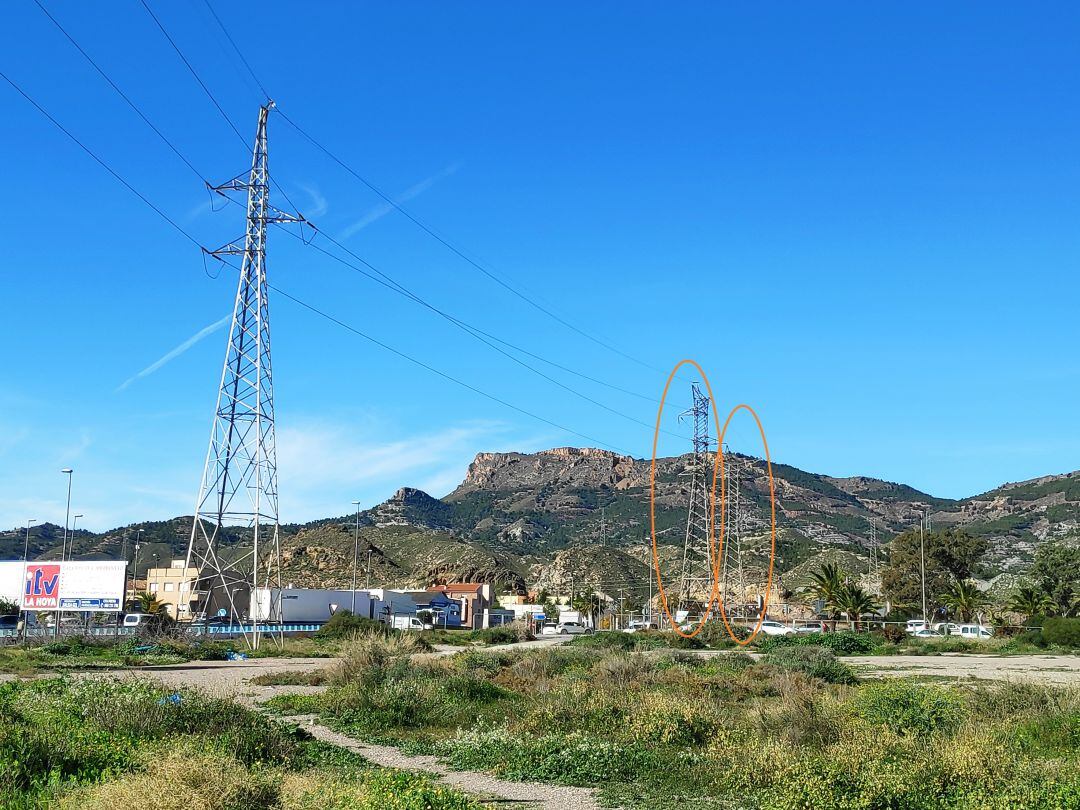 Dos de los apoyos de la línea eléctrica que va a ser soterrada en La Viña