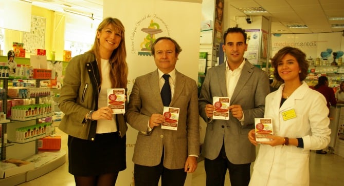 El delegado de Salud, Igualdad y Políticas Sociales, Daniel Pérez, el  presidente del  Colegio Oficial de Farmacéuticos de Málaga,  Javier Tudela y la coordinadora provincial del Instituto Andaluz de la Mujer (IAM), Estefanía Martín Palop, en la presentación de la iniciativa.