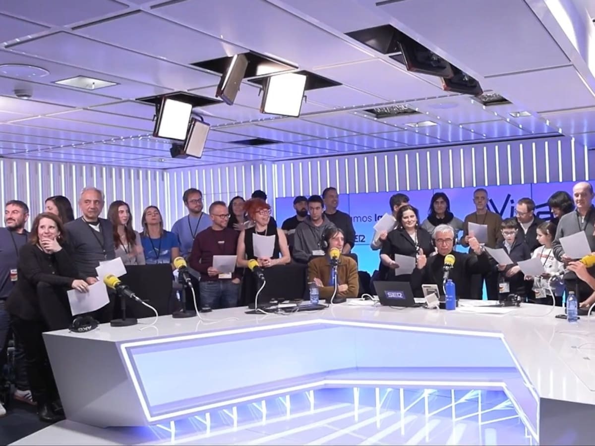 Francino, Iñaki de la Torre y el artista Pedro Pastor ponen a cantar al público en 'La Ventana' por el Día de la Radio