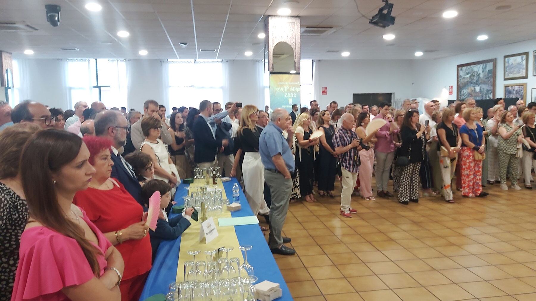 La sede de la Filà Abencerrajes se ha llenado de público para asistir a la presentación de la heráldica del capitán moro 2025