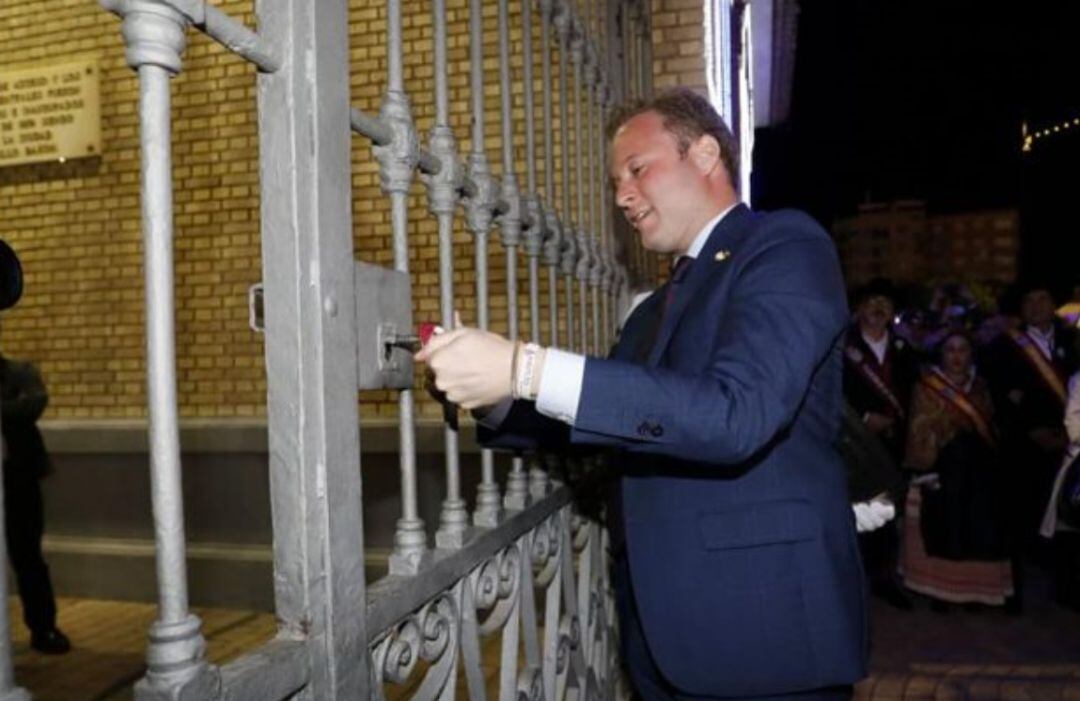 Imagen de archivo de Vicente Casañ abriendo la Puerta de Hierros