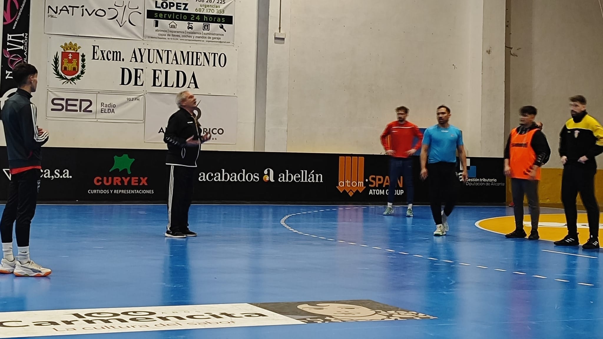 Juan Antón aleccionó a los jugadores del Bm. Elda - C.E.E.