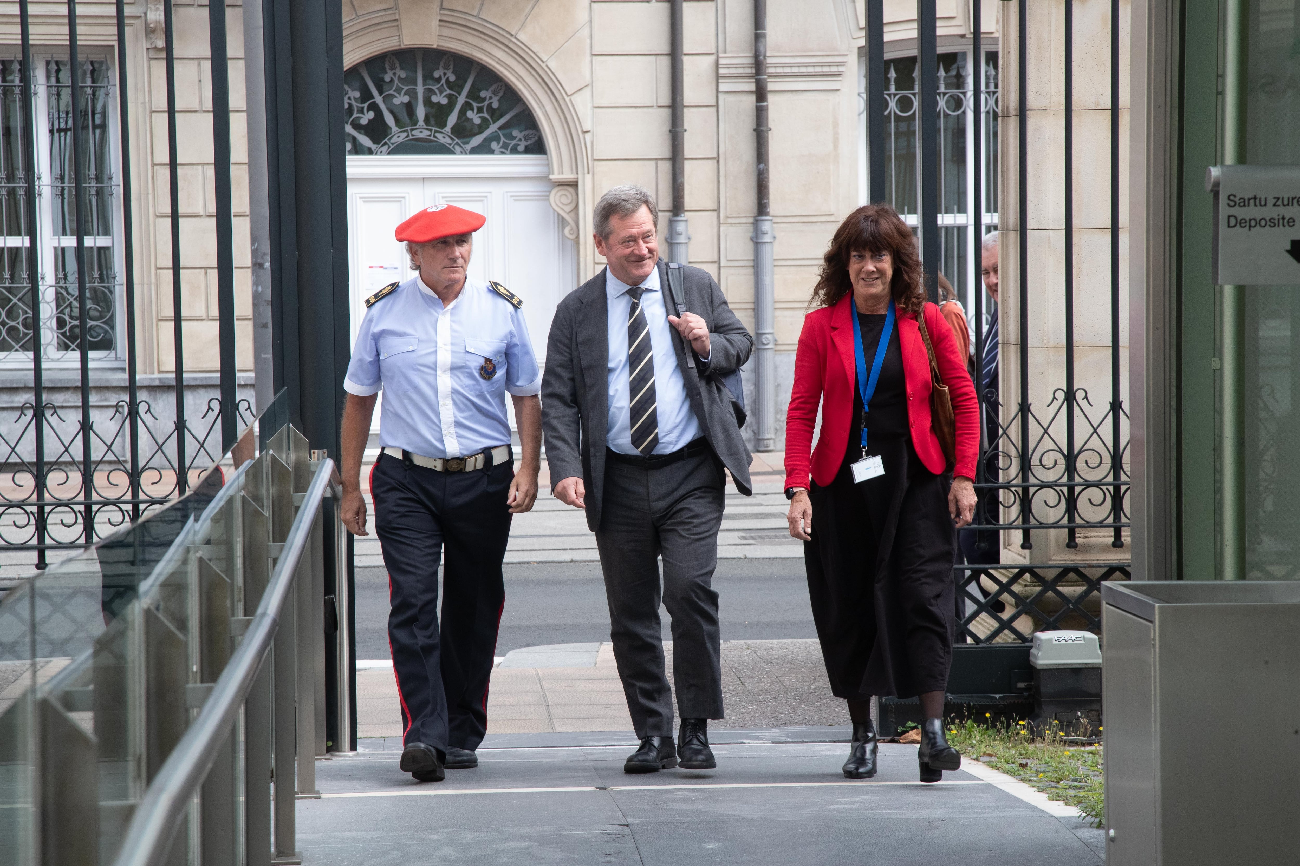 Bingen Zupiria, en la entrada del Parlamento vasco