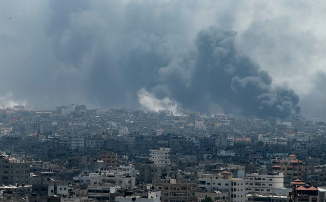 Una enorme columna de humo se eleva en el barrio Shejaia, en la ciudad de Gaza, tras los bombardeos israelíes