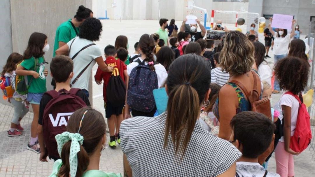 Archivo - Alumnos acompañados por sus padres en la entrada de un colegio.