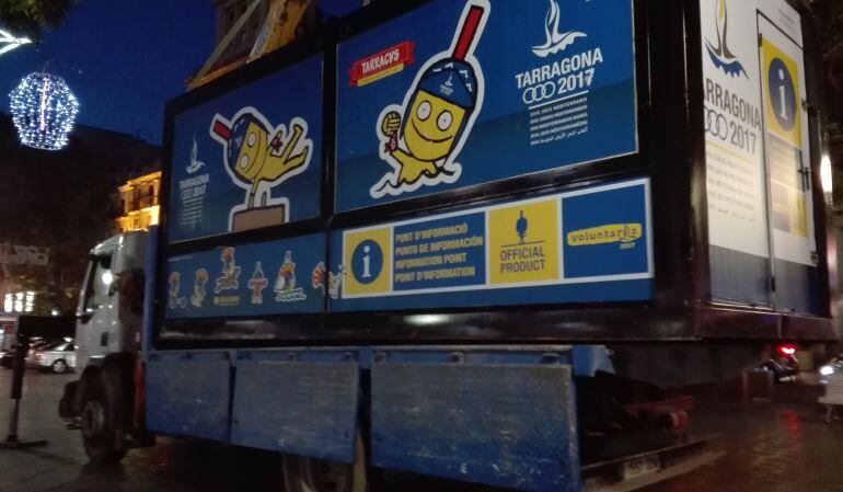 L'estand carregat a dalt del camió.