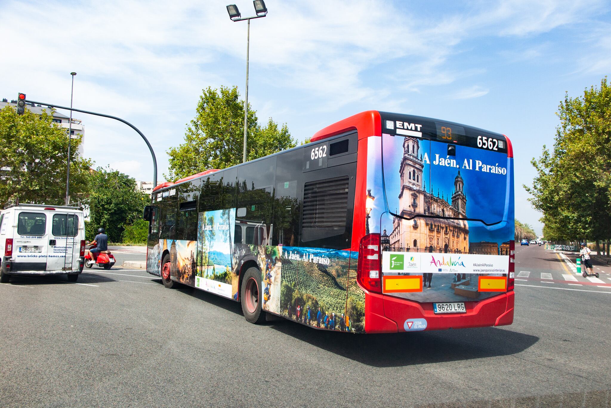 Uno de los autobuses urbanos de Valencia con una imagen turística de la capital jienense.