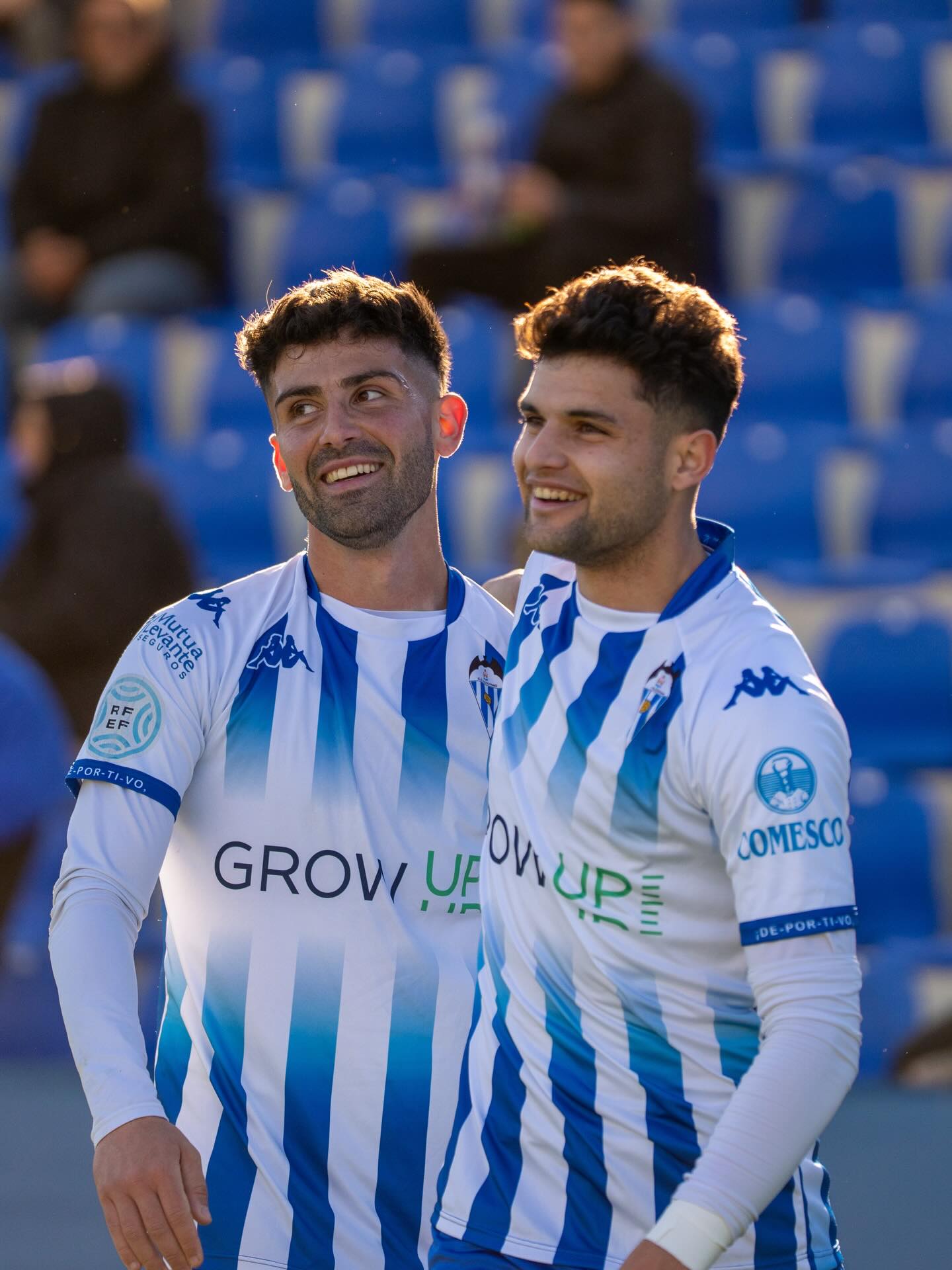 Adri Lledó e Iniesta , jugadores del Alcoyano, celebrando un gol