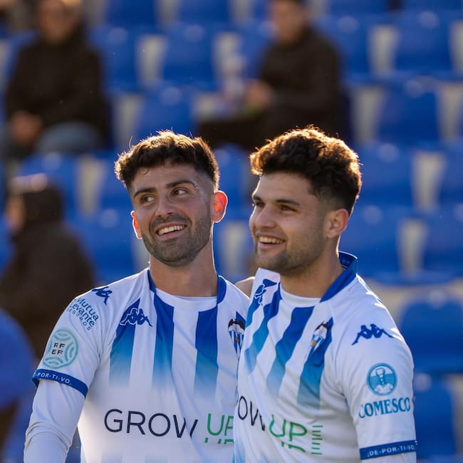 Adri Lledó e Iniesta , jugadores del Alcoyano, celebrando un gol