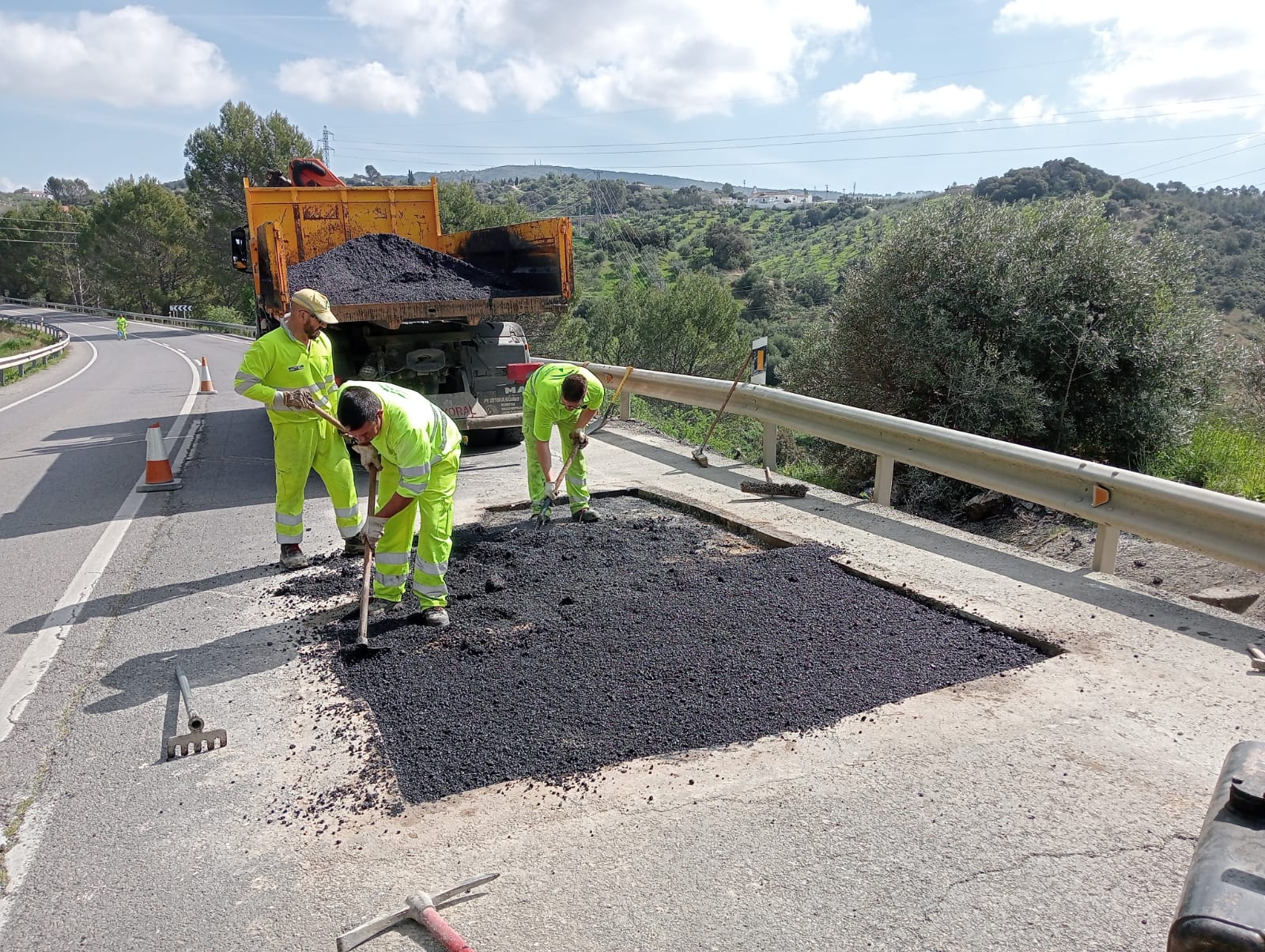 Operarios trabajando en una de las carreteras de la provincia