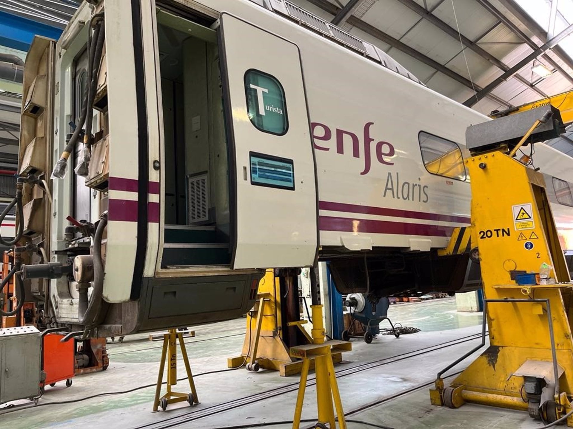 Imagen de las remodelaciones que está llevando a cabo Renfe en su Base de Mantenimiento Integral de Los Prados (Málaga) en antiguos trenes Alaris para que formen parte de su flota de Media Distancia