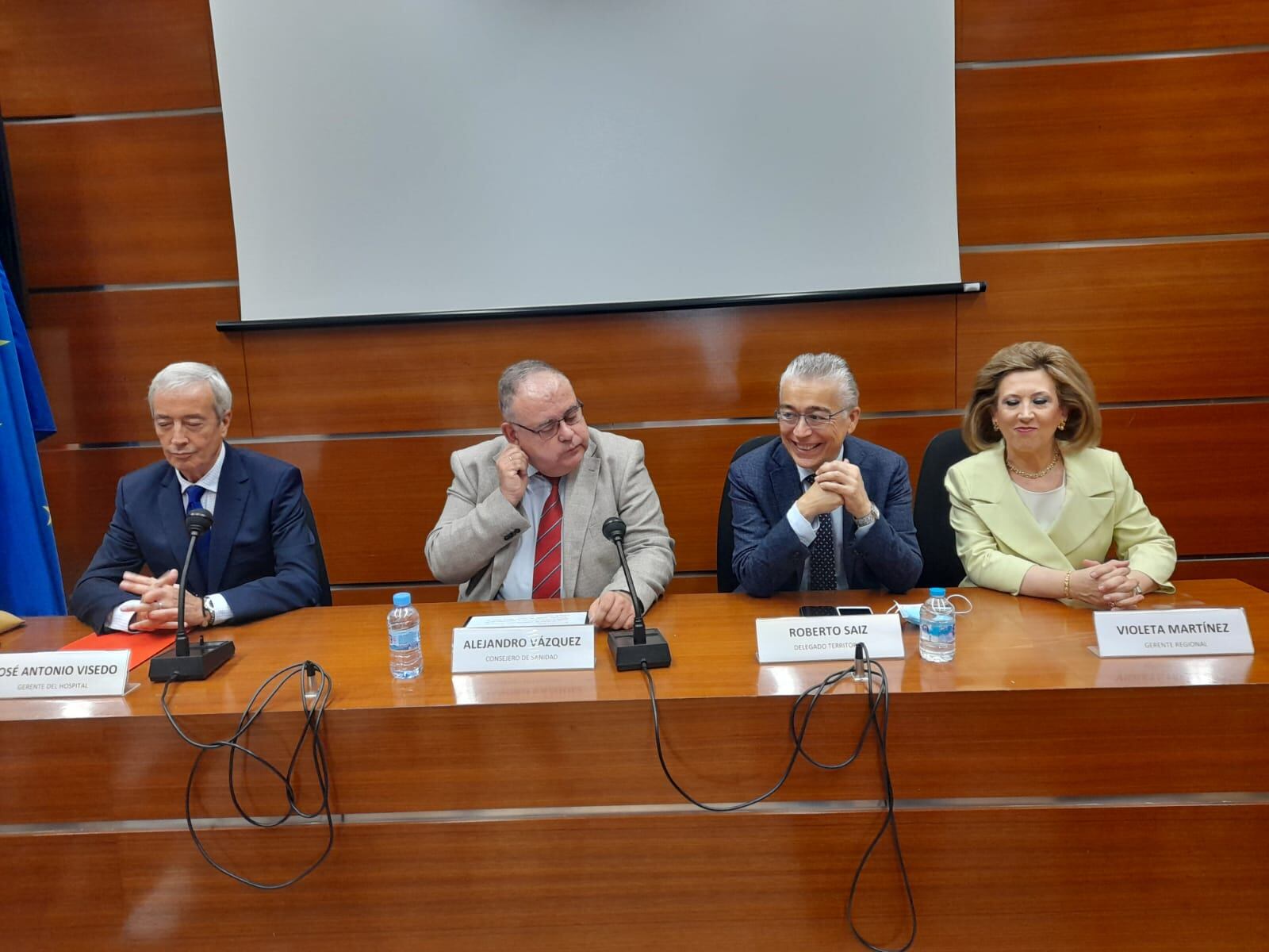 Presentación del nuevo gerente del hospital de los Santos Reyes, José Antonio Visedo (izda). A su lado Alejandro Vázquez, consejero de Sanidad, Roberto Saiz, delegado territorial de la Junta en Burgos y Violeta Martínez Pindado, gerente de SACYL
