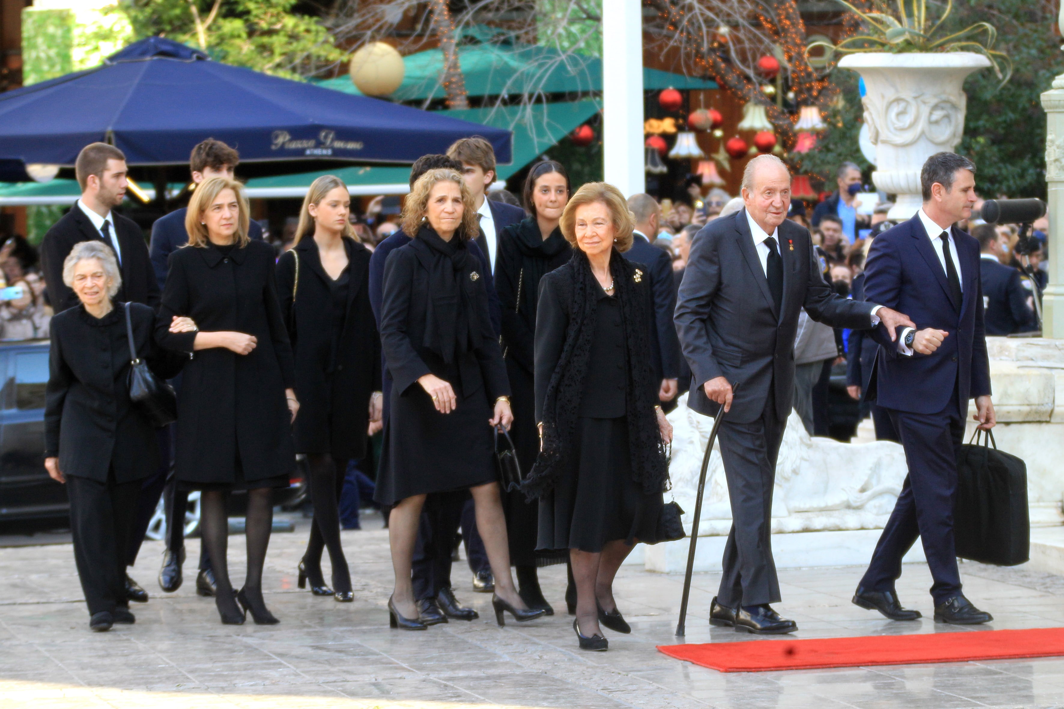 Los reyes eméritos, junto a sus hijas y sus nietos a su llegada al funeral en Atenas