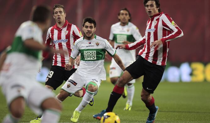 Una jugada durante el Athletic - Elche