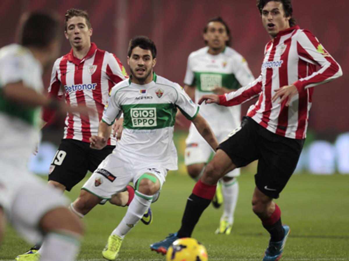 Carles Gil intenta zafarse de los rivales