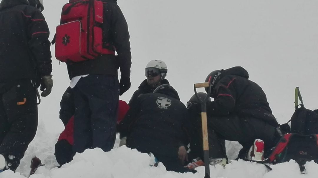 Momento de los trabajos de rescate del esquiador atrapado por un alud fuera de pistas en Candanchú