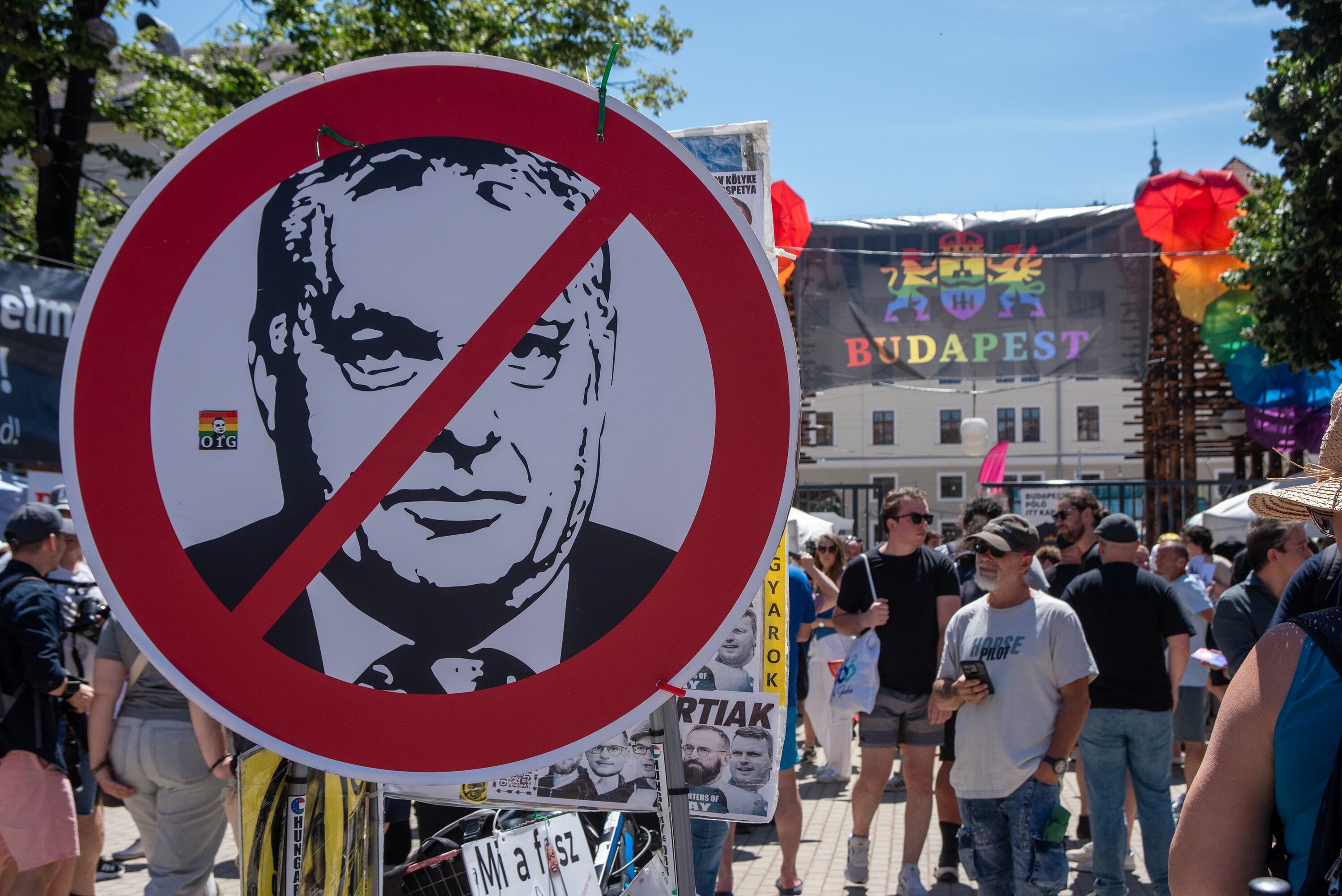 Una señal con el rostro tachado de Viktor Orbán durante el Orgullo Gay de Budapest del pasado año
