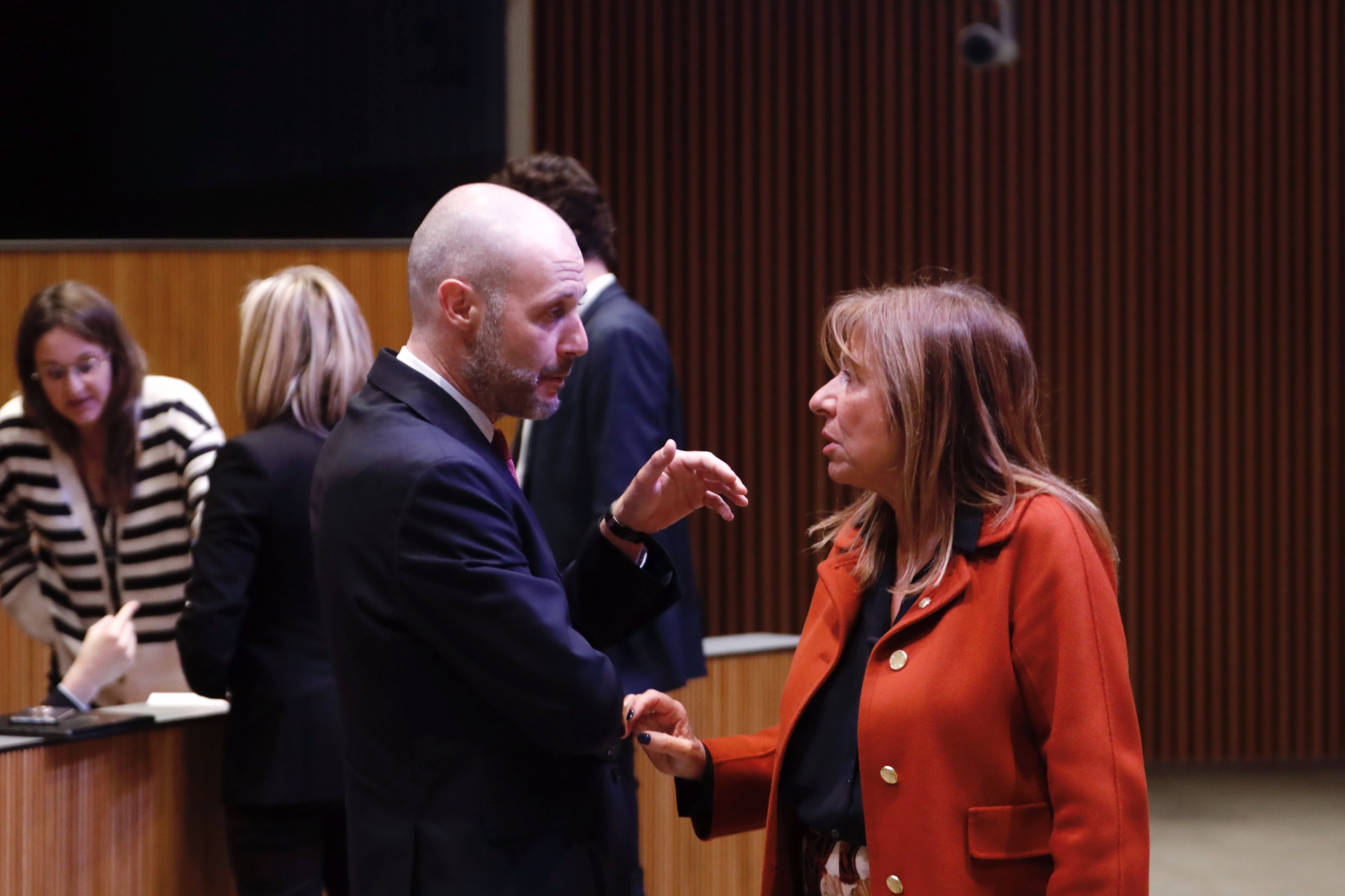 La ministra de Presidència, Economia, Treball i Habitatge, Conxita Marsol, i el conseller general de Concòrdia, Jordi Casadevall durant el debat monogràfic sobre habitatge