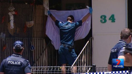 La policia forense, protege la entrada de la vivienda donde aparecieron los cuerpos acuchillados de ocho meores en la región de Queensland en el norte de Australia.