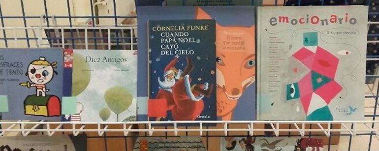 El libro está en la sección de préstamo de la biblioteca municipal.