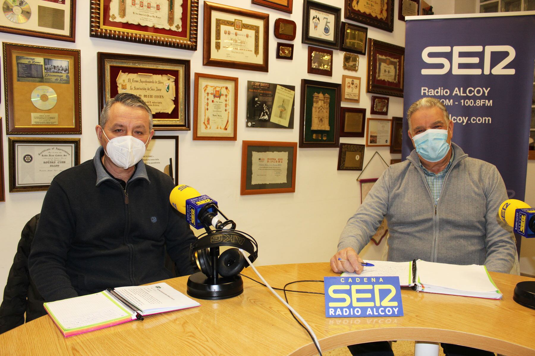 Paco Seguí y Manolo Flores en el estudio central de Radio Alcoy