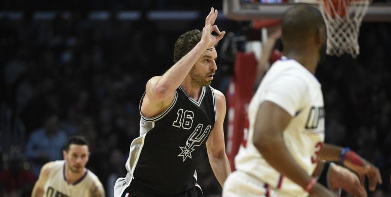 Pau Gasol celebra un triple ante los Clippers