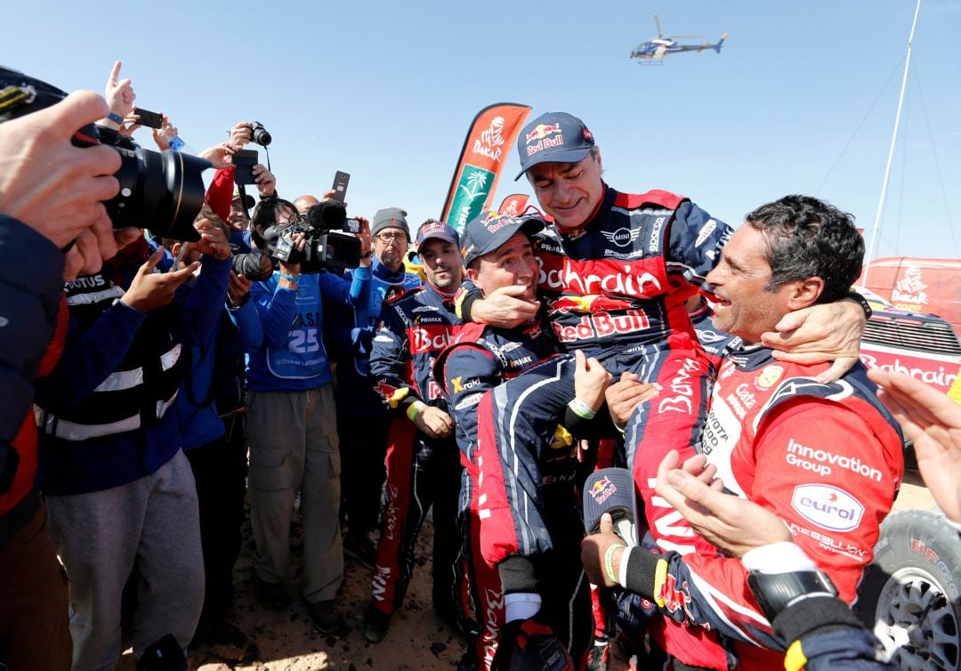 Carlos Sainz celebra con su equipo la victoria del Dakar. 