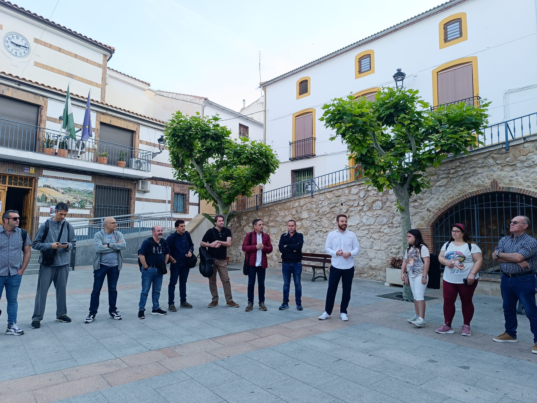 Momento de la presentación, intervención del alcalde, Enrique Carreras, en la Plaza del Ayuntamiento