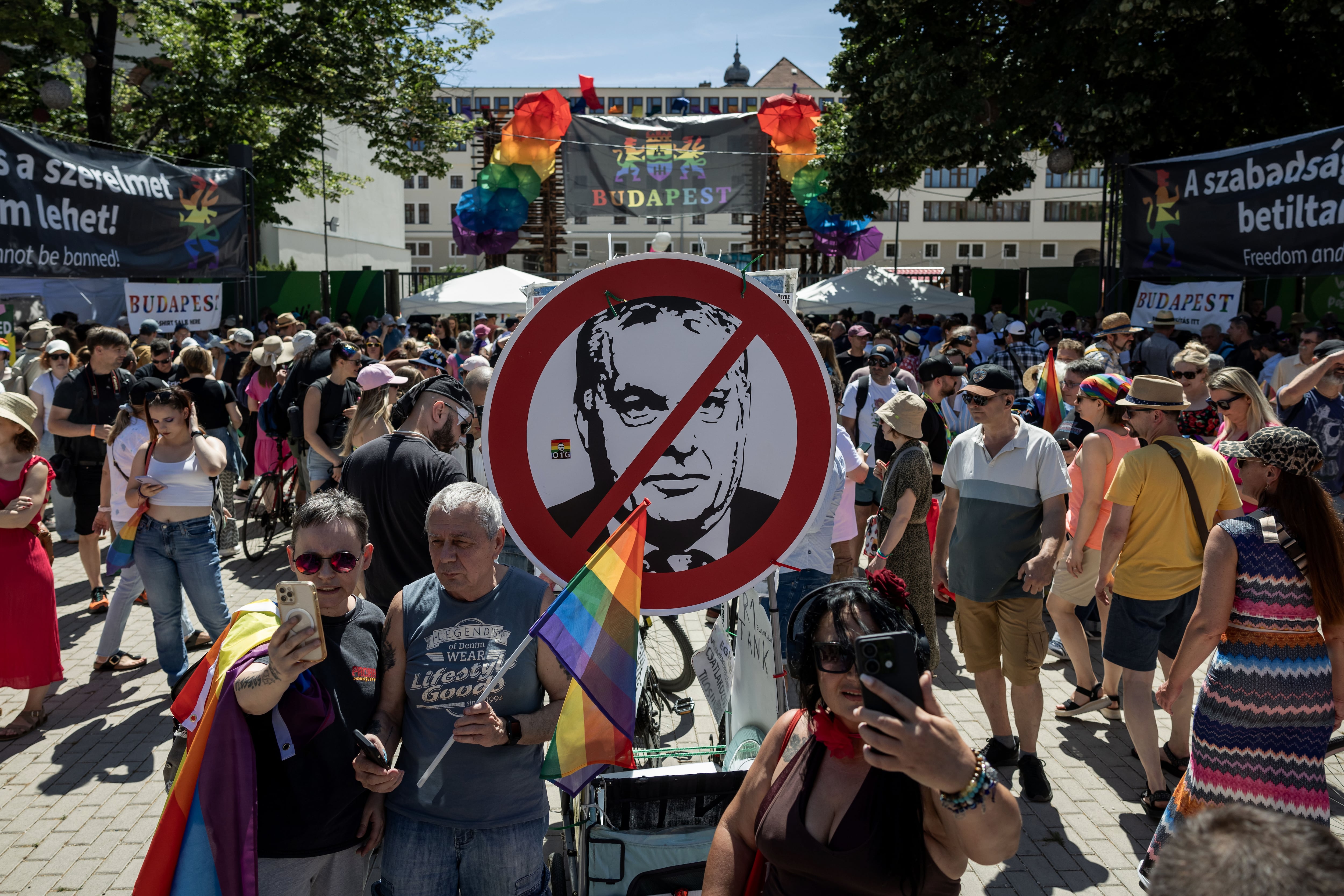 Manifestantes se reivindican en Budapest contra la prohibición de Viktor Orbán de la "promoción" de la homosexualidad. (Photo by Janos Kummer/Getty Images)