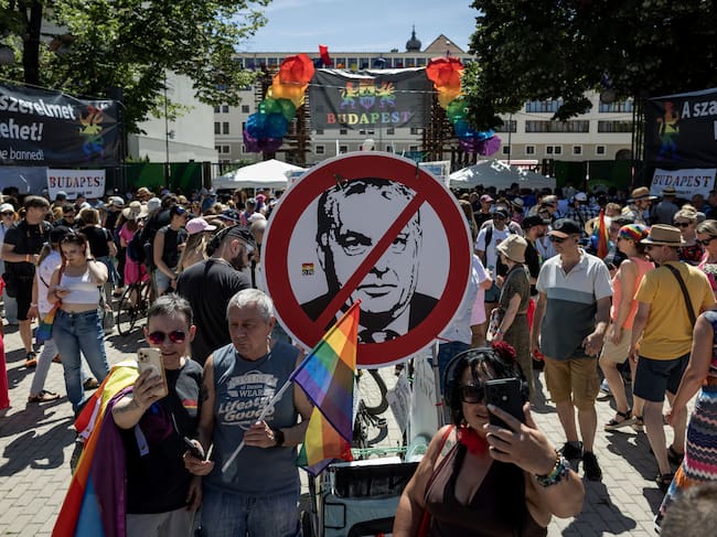 Manifestantes se reivindican en Budapest contra la prohibición de Viktor Orbán de la "promoción" de la homosexualidad. (Photo by Janos Kummer/Getty Images)
