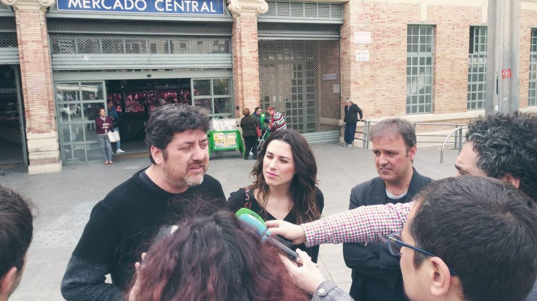 El diputado Josep Nadal, junto a la diputada Aitana Mas, y el edil Natxo Bellido, de Compromís.