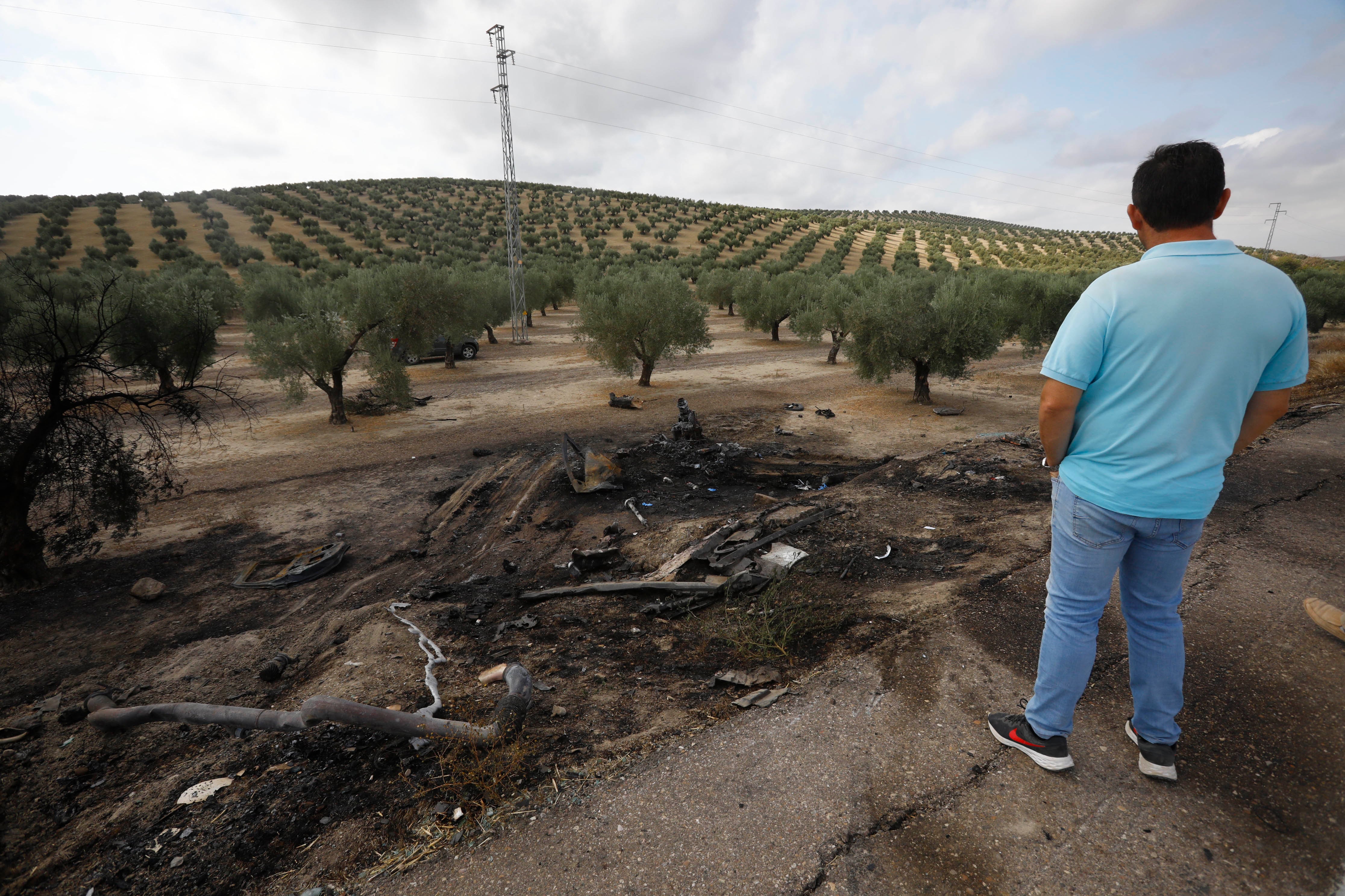 Bujalance (Córdoba) 02/09/2023. Restos de los turismos siniestrados en un accidente de trafico donde han fallecido tres personas en la A-309 a la altura del kilómetros 20 sentido Castro del Río. El bebé de mes y medio de edad herido en el accidente de tráfico que ha costado la vida a tres personas en Bujalance (Córdoba) se encuentra estable y fuera de peligro en la unidad de cuidados intensivos del Hospital Universitario Reina Sofía, en Córdoba. EFE/Salas
