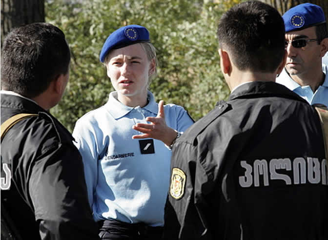 Observadores europeos hablan con policías georgianos