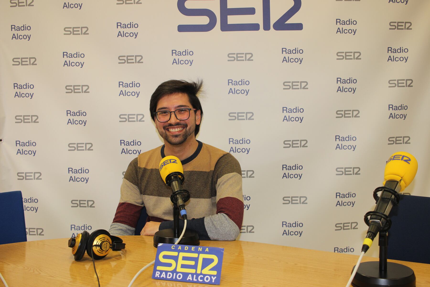 Roger Garrido, en l'estudi central de Radio Alcoy