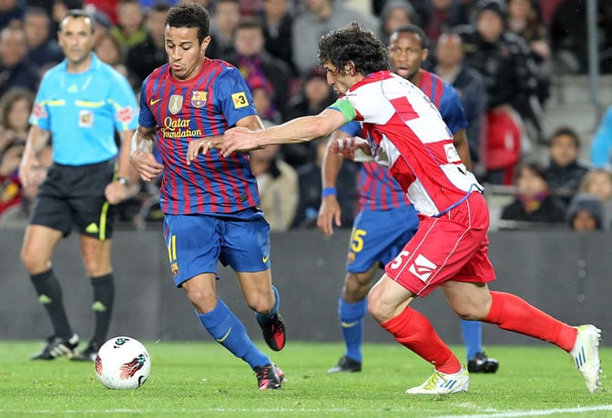 Thiago guía el balón en el partido ante el Granada