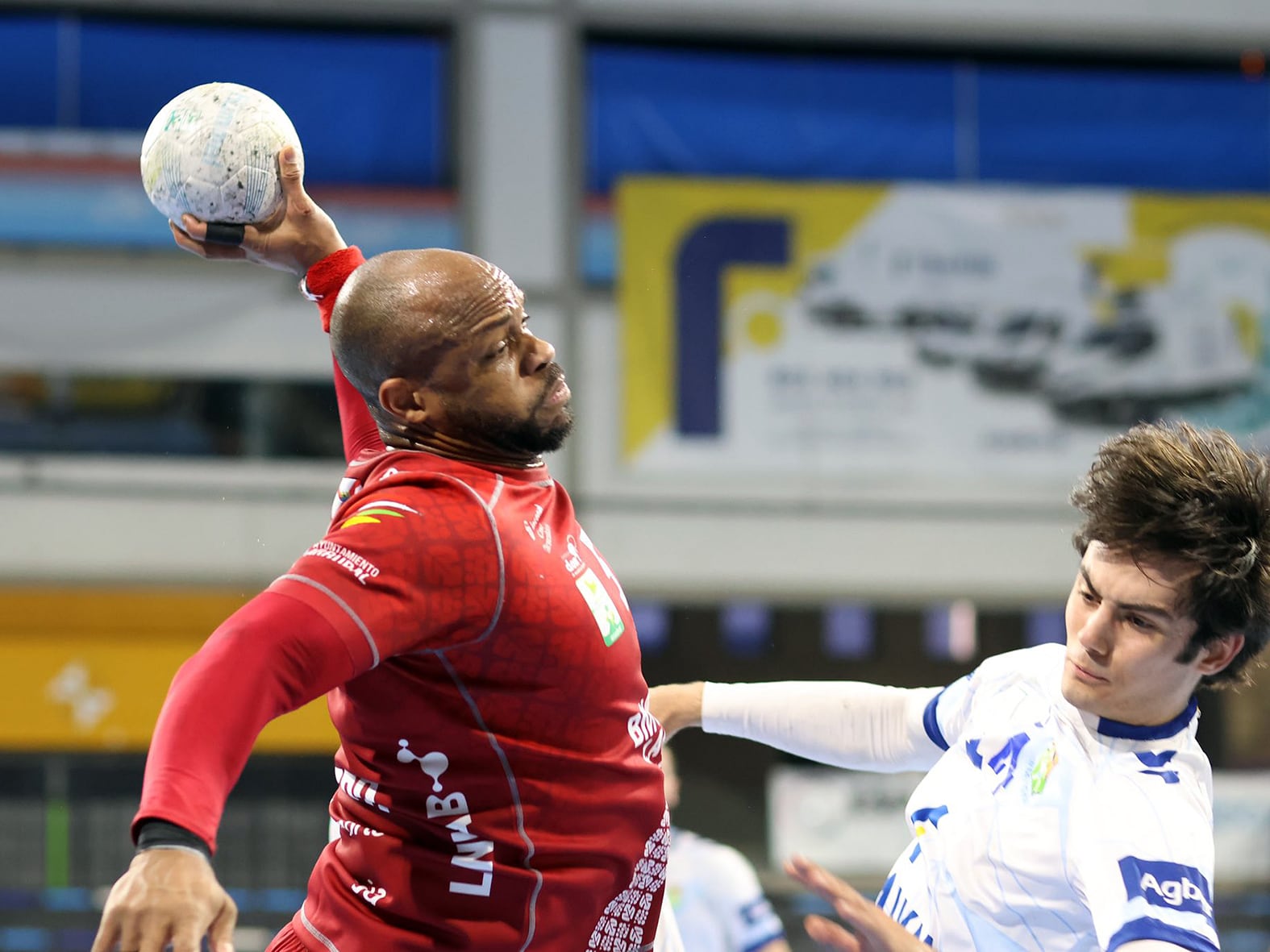 El lateral derecho, Ángel Rivero, lanza a portería en el encuentro de balonmano entre Logroño - La Rioja y Granollers.