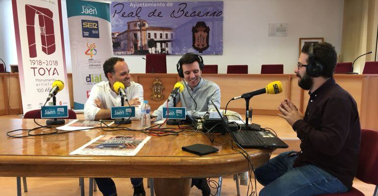 De derecha a izquierda, Virgilio Moreno, César García y Carlos Anguís, concejal del Ayuntamiento de Peal de Becerro.