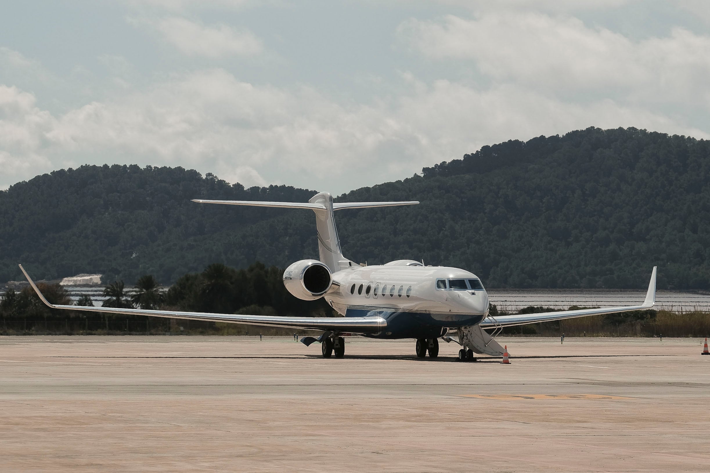 IBIZA, 10/10/2024.-Vista de un jet en el Aeropuerto de Ibiza este jueves. Los aeropuertos de Palma e Ibiza han acabado el verano como líderes españoles en vuelos privados y los únicos del país entre los diez aeródromos europeos con más demanda de este segmento de la aviación, cuestionado por los ecologistas por la elevada contaminación que produce.-EFE/ Sergio G. Cañizares
