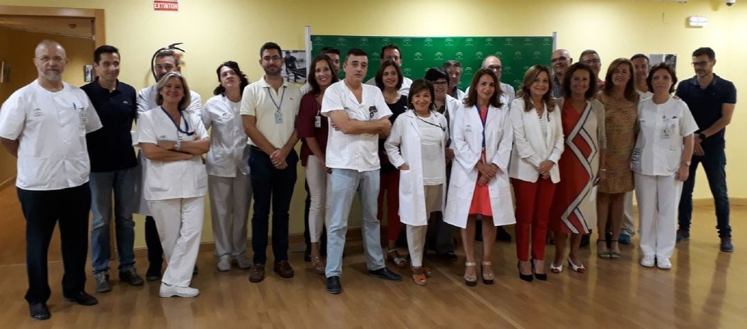 La consejera de Salud, Marina Álvarez, informa a los profesionales del Hospital de Valme de las mejoras proyectadas. 