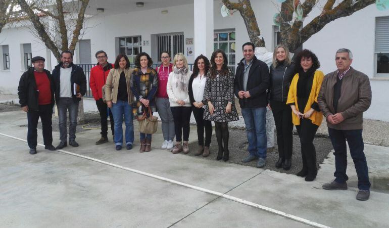 Yolanda Caballero (5ª izq.), delegada de educación, visita el Colegio Público Rural (CPR) ‘Sierra Sur’ de la pedanía alcalaína Santa Ana 