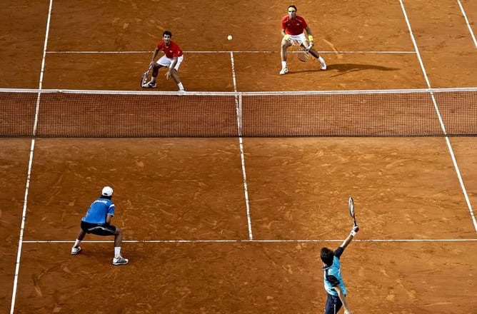 Los españoles Marc López y Rafael Nadal, ante los ucranianos Sergiy Stakhovsky y Denys Molchanov, durante el partido de dobles correspondiente a la eliminatoria por la permanencia en el Grupo Mundial de la Copa Davis.