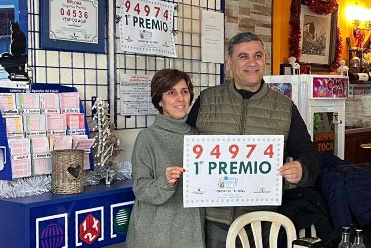 Vega Martínez celebra que han vendido un décimo del gordo de El Niño en el bar Peseta de Barajas de Melo (Cuenca).