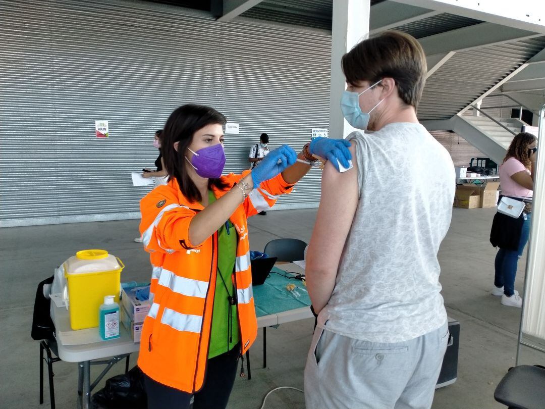Un joven recibe la vacuna contra la Covid-19