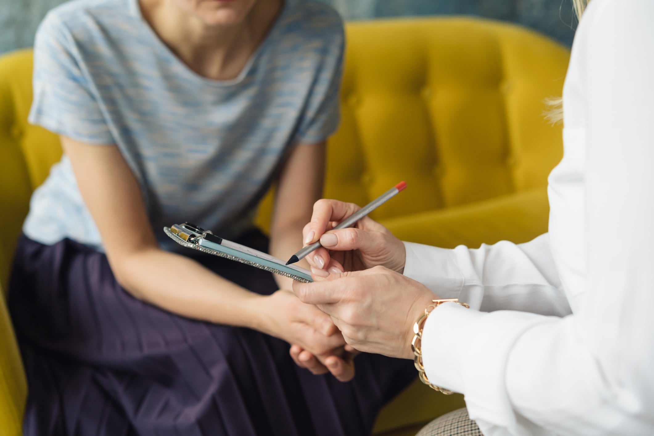 Una paciente y su psiquiatra en una consulta