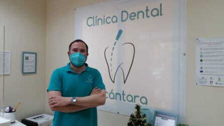 Agustín Alcántara en la Clínica Dental Alcántara, en Ciudad Jardín