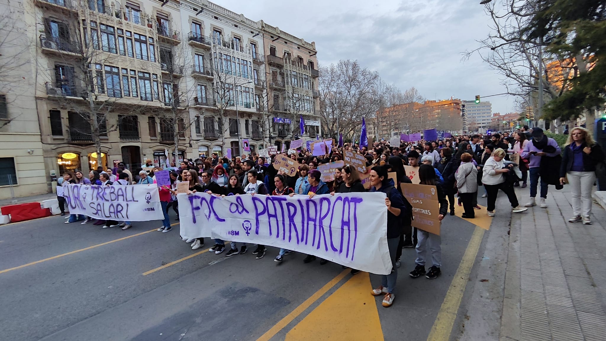 Aspecte de la capçalera de la manifestació organitzada per Marea Lila Lleida aquest 8 de març de 2023. Foto: Ràdio Lleida.