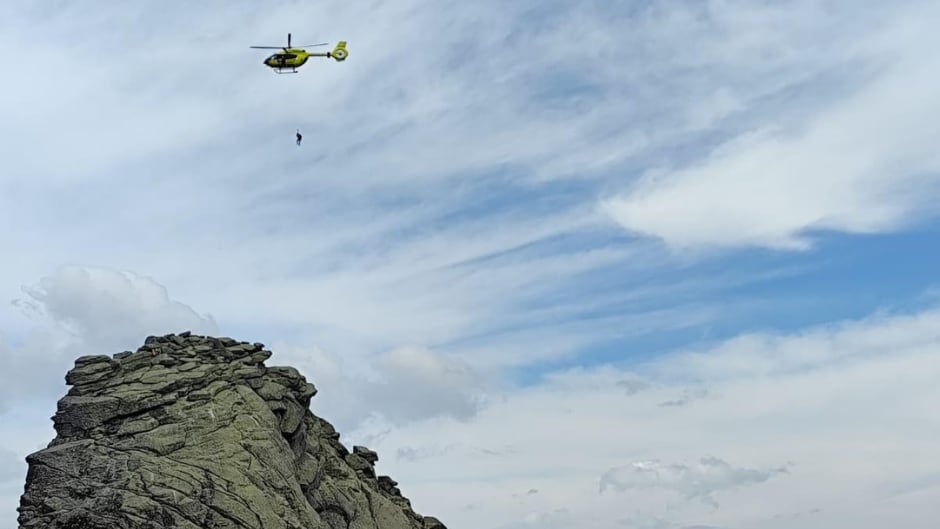 Helicóptero trasladando al rescatador hasta el Torozo